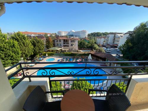 锡德梅利莎花园公寓酒店的享有游泳池景致的阳台