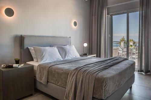 拉瑟里玛纳奇酒店的一间卧室设有一张床,享有海景