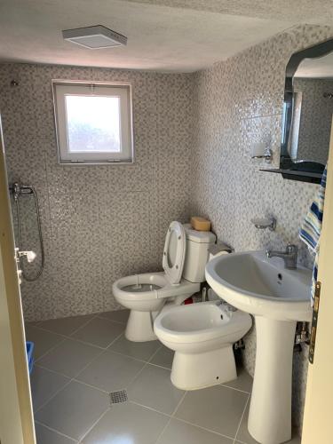 波格拉德茨Syzo Rooftop 360°的浴室设有2个卫生间、水槽和窗户。