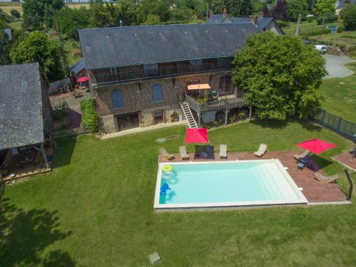 Thoiré-sur-DinanLa Haute Forge Maison d'Hôtes的享有带游泳池的房屋的空中景致