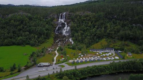 斯屈勒斯塔穆特维恩德露营地的享有带瀑布的停车场的空中景致
