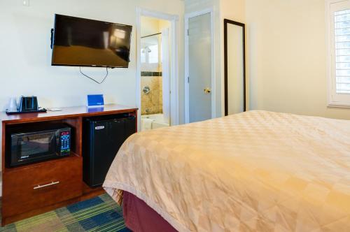 旧金山渔人码头旅程住宿的一间卧室配有一张床和一台平面电视