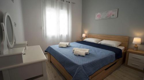 卡尔帕索斯Magic View Apartment-Karpathos Port Pigadia的一间卧室配有一张床,上面有两条毛巾
