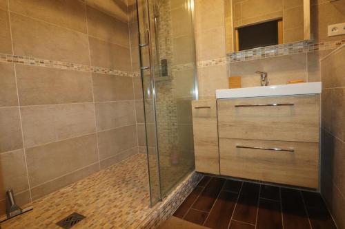 圣普里安海滩SOLEIL 4 ét的带淋浴和盥洗盆的浴室