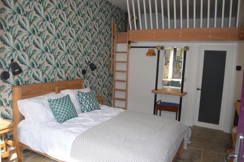 海伯敦桥Grooms House的一间卧室配有床和壁画