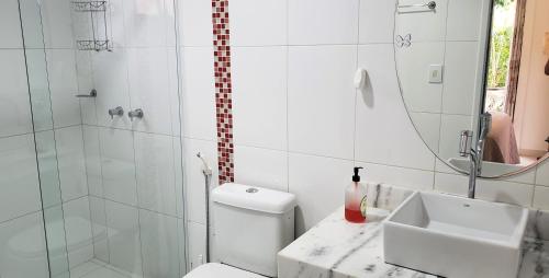 普拉亚多Karina Estudio的带淋浴、卫生间和盥洗盆的浴室