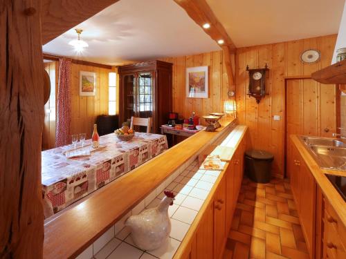 MarnozDomaine de Bellevue Gîte du Mont Poupet的厨房配有桌子和柜台上的花瓶