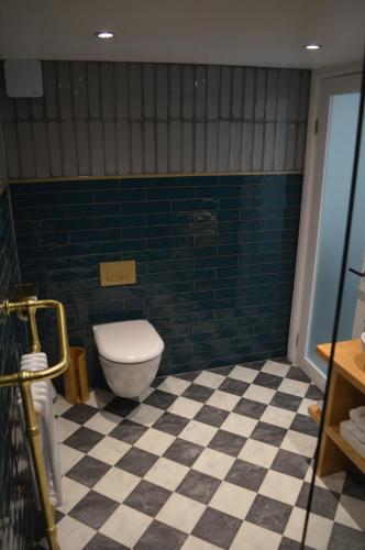 海伯敦桥Grooms House的一间带卫生间的浴室和瓷砖地板。