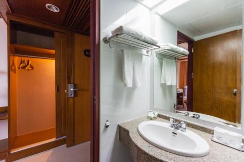 合艾V.L.合艾酒店的一间带水槽和镜子的浴室