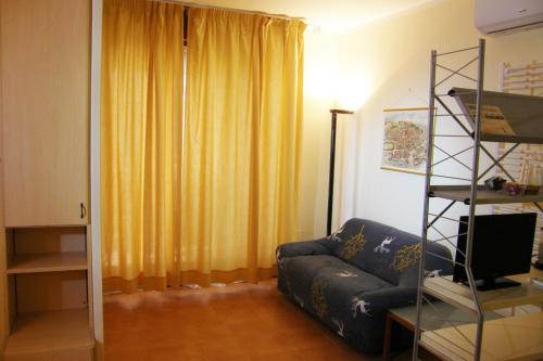 恩波利艾博尔吉旅馆的带沙发和黄色窗帘的客厅