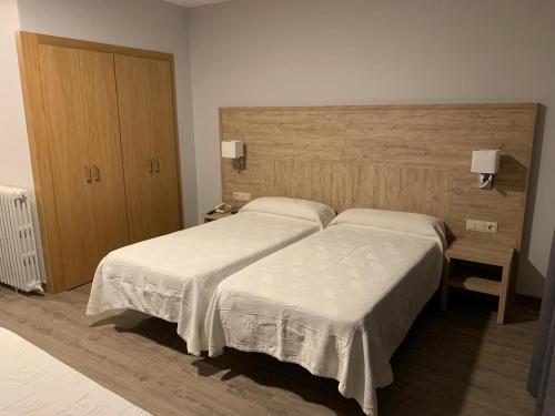 贝尔维尔德赛当亚贝拉维斯塔酒店的酒店客房设有两张床和橱柜。