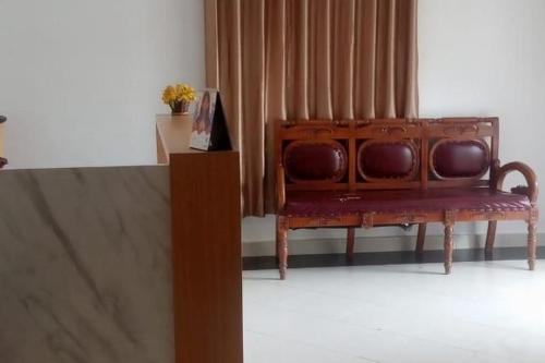 RantauprapatGreen House Syariah Mitra RedDoorz的坐在带窗帘的房间的长凳