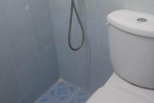 RantauprapatGreen House Syariah Mitra RedDoorz的浴室配有白色卫生间和淋浴。