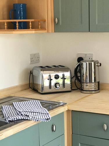 莱明斯特Archers Cottage的厨房台面上的一个烤面包机