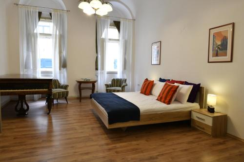 萨格勒布Apartment George&Dragon的一间卧室配有一张床和一架钢琴