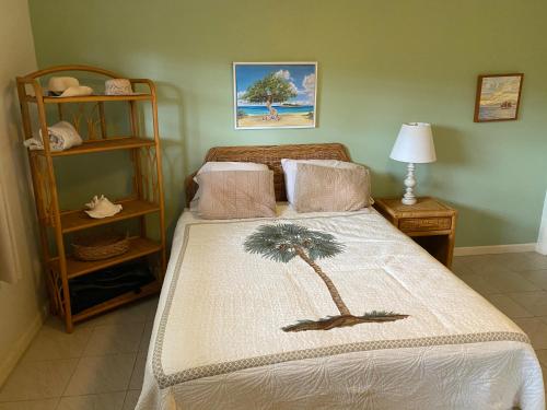 克里斯琴斯特德Pelican Cove Condo的一间卧室,配有一张棕榈树床