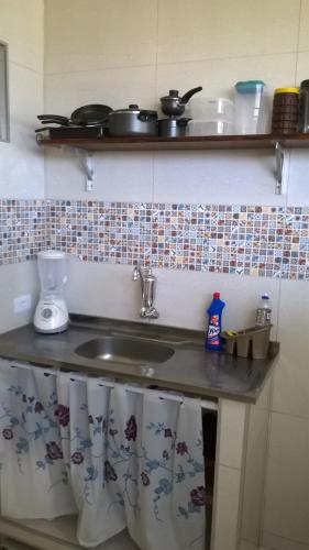 卡博迪圣阿戈斯蒂尼奥Casa Vista Maravilhosa的厨房配有水槽和带毛巾的台面