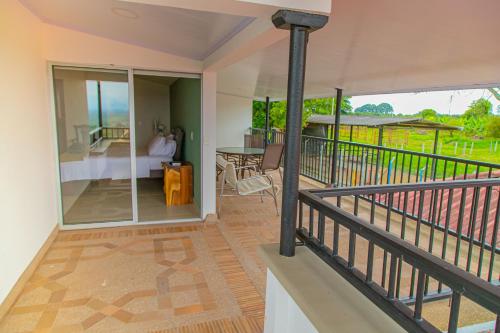 普韦布洛保Hotel Hacienda Buena Vista的享有客房景色的房屋阳台