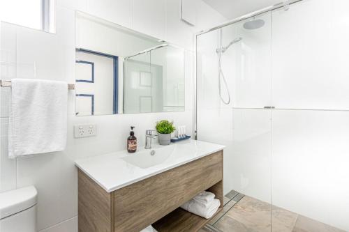 史丹霍普Granite Belt Motel的白色的浴室设有水槽和淋浴。