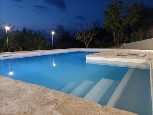博古梅尔CASA DEL CANTA的夜晚的游泳池,有蓝色的水