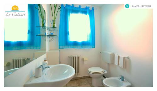 圣凯撒利亚温泉丽卡塔瑞住宿加早餐旅馆的一间带水槽、浴缸和卫生间的浴室