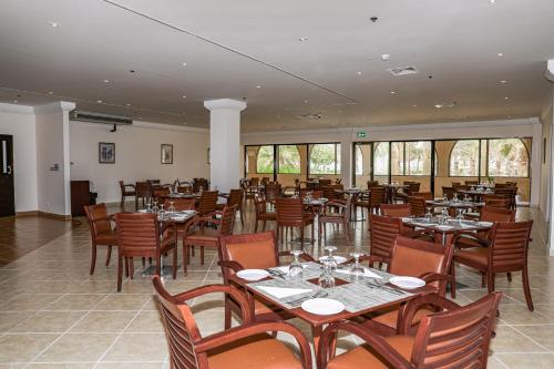 Dhafra Beach Hotel餐厅或其他用餐的地方