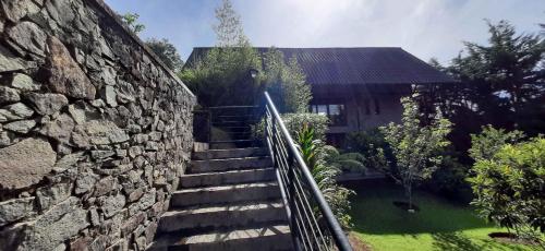 努沃勒埃利耶绿洲简易别墅 - 努瓦拉埃利亚的通往石墙的楼梯