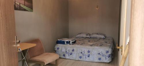 旧瓦马casa la meduza的一间小卧室,配有一张床和一把椅子