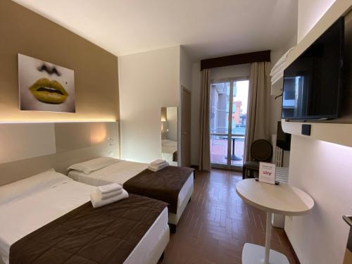 米兰Hotel Vintage Milano Centrale的酒店客房设有两张床和一台平面电视。