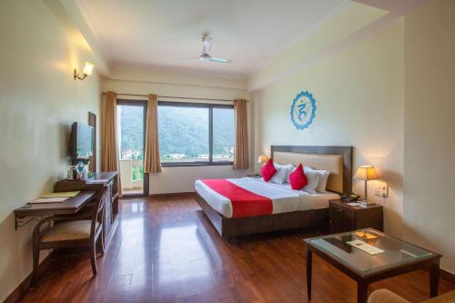瑞诗凯诗Hotel Dewa Retreat- A Himalayan Boutique Hotel的一间卧室配有一张床、一张书桌和一个窗户。