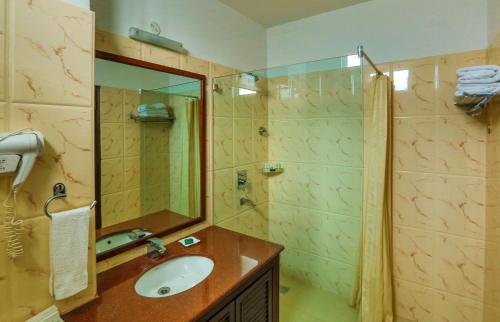 瑞诗凯诗Hotel Dewa Retreat- A Himalayan Boutique Hotel的一间带水槽和淋浴的浴室