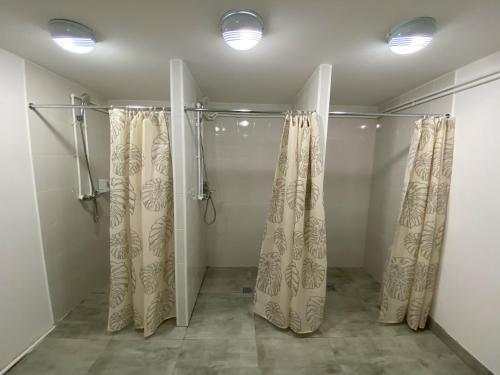 赤塔Хостел Декабрист的浴室内带窗帘和灯的步入式淋浴间