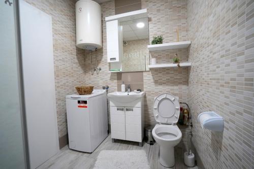 克拉多沃Serbona apartment的一间带卫生间和水槽的小浴室