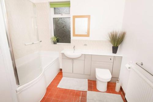 大德里菲尔德The Bungalow at Seaway's, Sleeps 11 +的白色的浴室设有水槽和卫生间。
