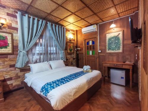 帕府班泰普古色古香民宿的一间卧室设有一张大床和一个窗户。