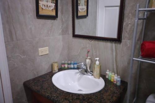 欧丘里欧Ocho Rios Hideaway的浴室配有盥洗盆、镜子和台面