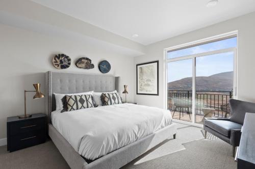 帕克城Black Rock Mountain Resort的一间白色卧室,配有床和阳台