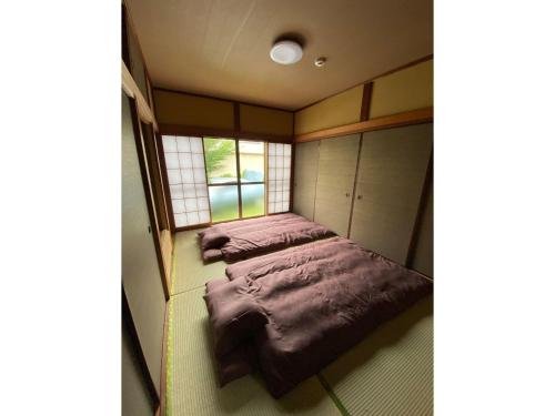 SengokuharaTrust Maison Hakone Sengokuhara - Vacation STAY 24226v的一间小房间,内设两张床