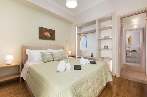 科孚镇UniQApt的卧室配有带白色枕头的大床
