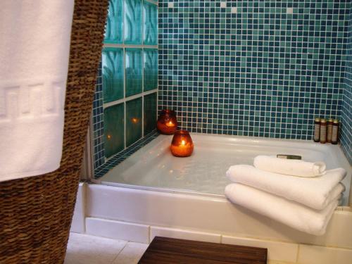 尤比雅克日德桑蒂拉纳旅馆的浴室配有浴缸和毛巾。