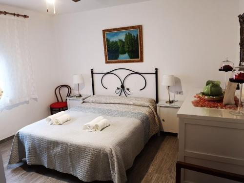 阿尔姆尼卡Casa rural en Torrecuevas的一间卧室配有一张床,上面有两条毛巾