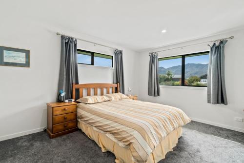 哈威亚湖Erskine Place - Lake Hawea Holiday Home的一间卧室设有一张床和一个窗口
