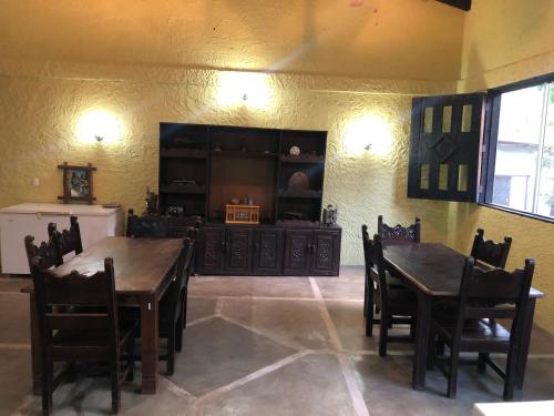 拉塞瓦Hotel Casa Vieja的用餐室配有2张木桌和椅子