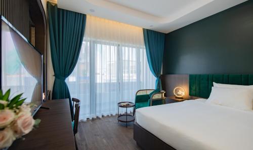 莲三Khách sạn gần biển Miami Tuy Hoà Phú Yên的酒店客房设有一张床和一个大窗户