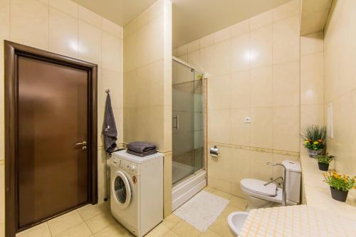 基辅2к квартира на Басейній, ТРЦ Гуллівер的一间带洗衣机和卫生间的浴室