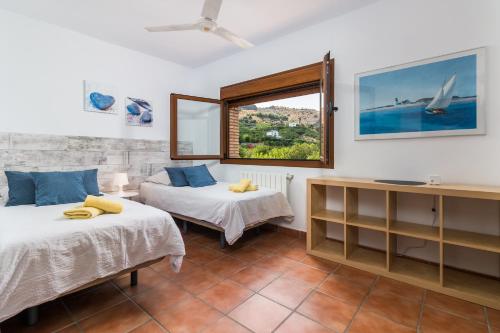 皮萨拉Finca Limón的客房设有两张床和窗户。