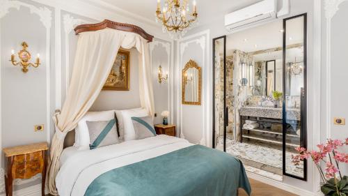 巴黎Luxury and spacious 5 bedroom 4 bathroom - Notre Dame的一间卧室配有一张床,浴室设有水槽