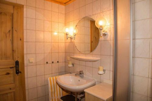 鲁波尔丁Stockinger Hof的一间带水槽和镜子的浴室