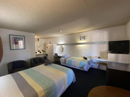 卡普里汽车旅馆客房内的一张或多张床位