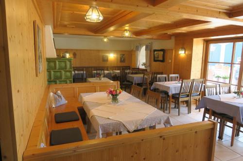 巴特法伊尔恩巴赫Gasthof Tiroler Hof的餐厅内带桌椅的用餐室
